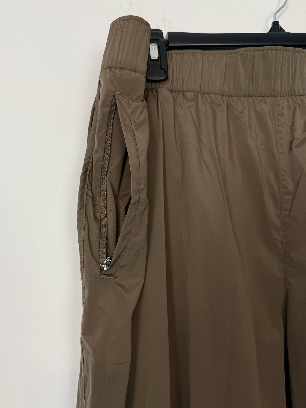 Athleta Rise Pant. Brown Nylon Track Travel Streetwear Pants. Size XL. NWT - Picture 4 of 14
